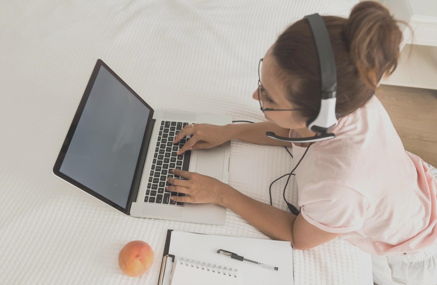 Arbeitsplatz mit Finanzunterlagen und Laptop