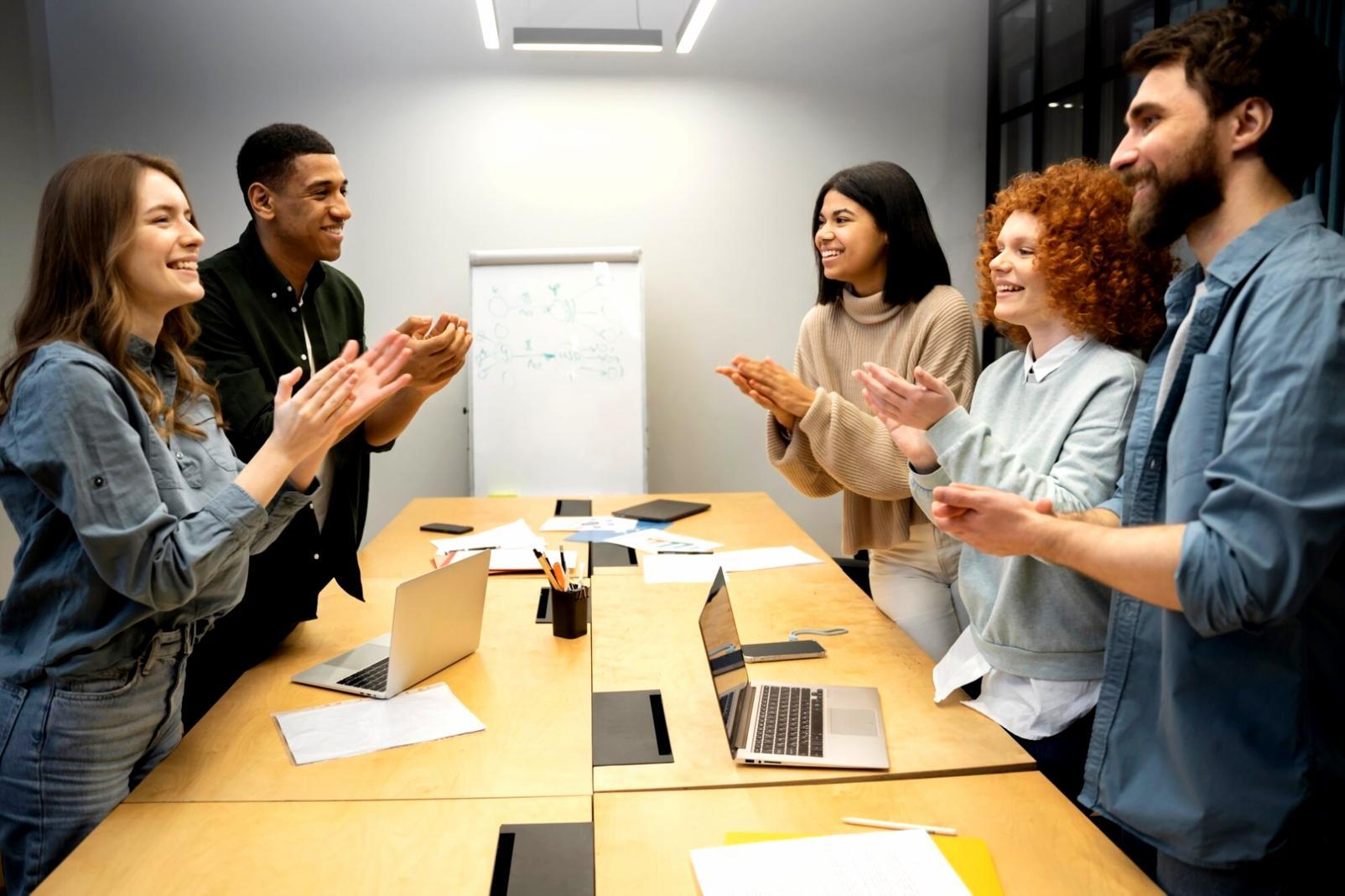 Finanzplanung mit Taschenrechner und Dokumenten